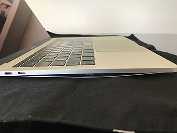 13 インチ MacBook Pro (Touch Bar 非搭載) バッテリー交換プログラムの肥大した筐体